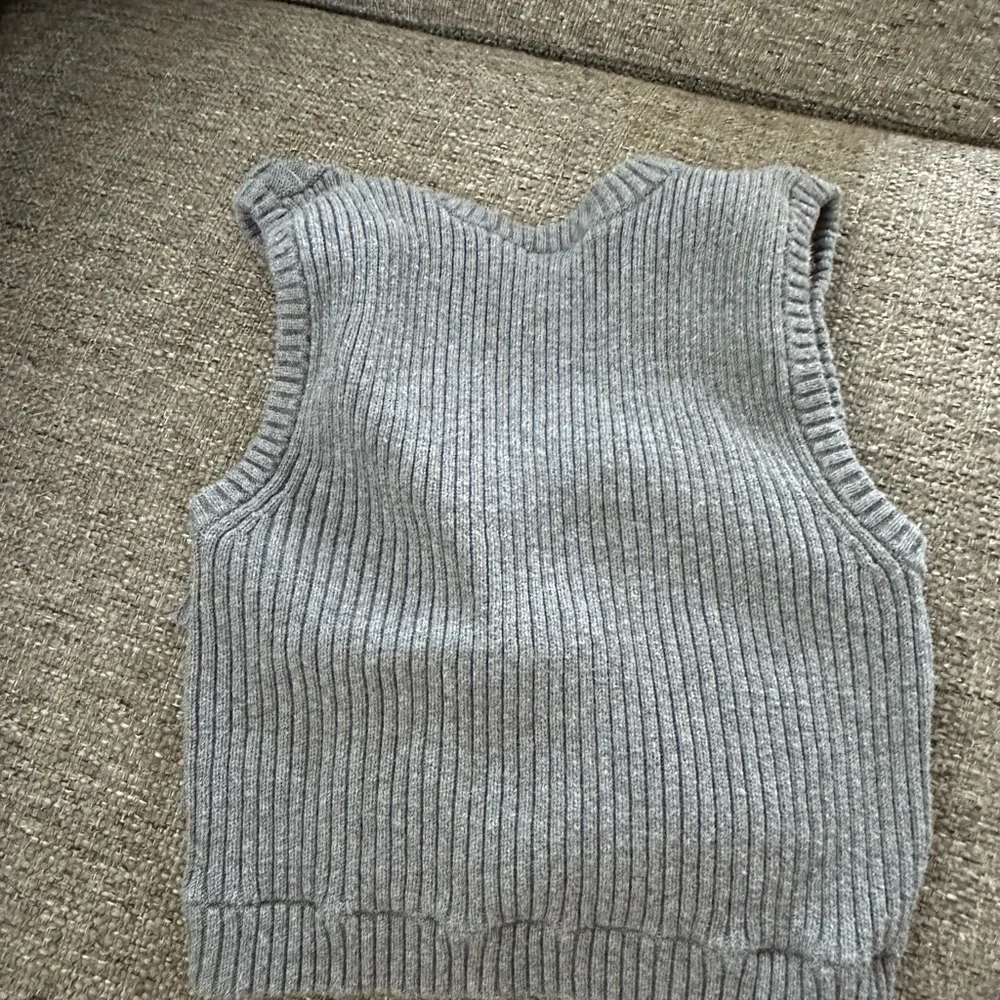 Old Navy Girls Ruffle Front Gray Sweater Vest Size 8